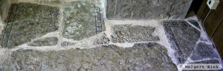 Fotografi av Runristning i gravkontext G307,  taget av Melgert Rink