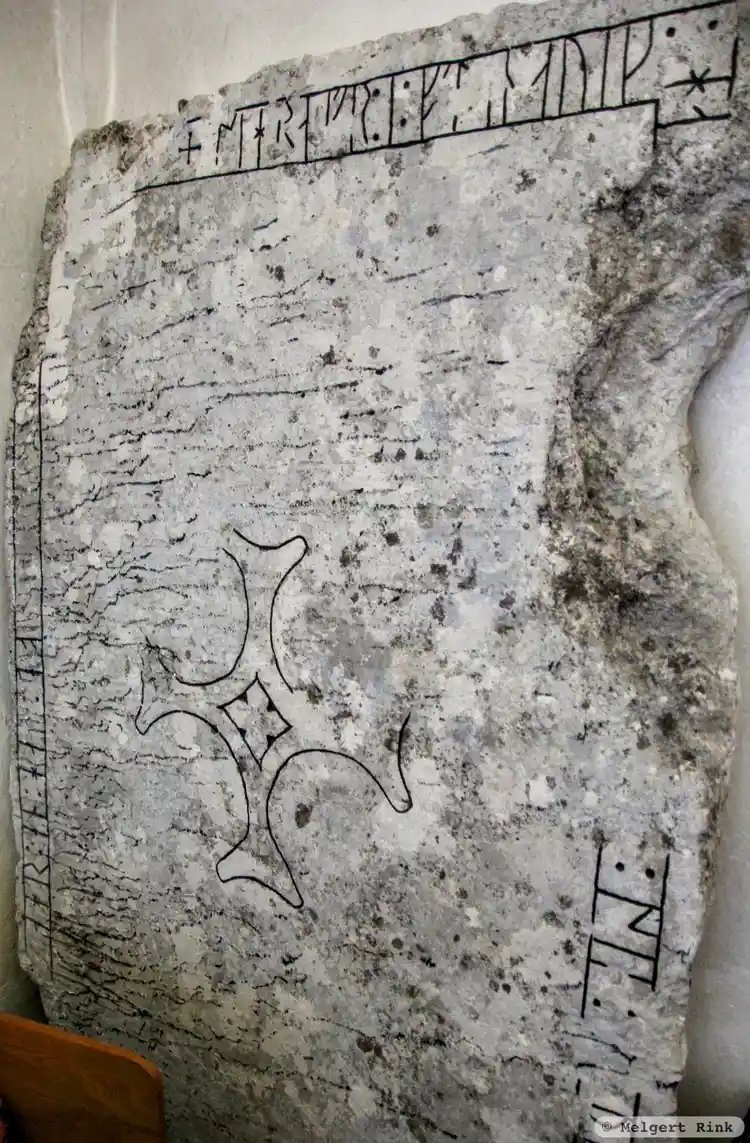 Fotografi av Runristning i gravkontext G308,  taget av Melgert Rink