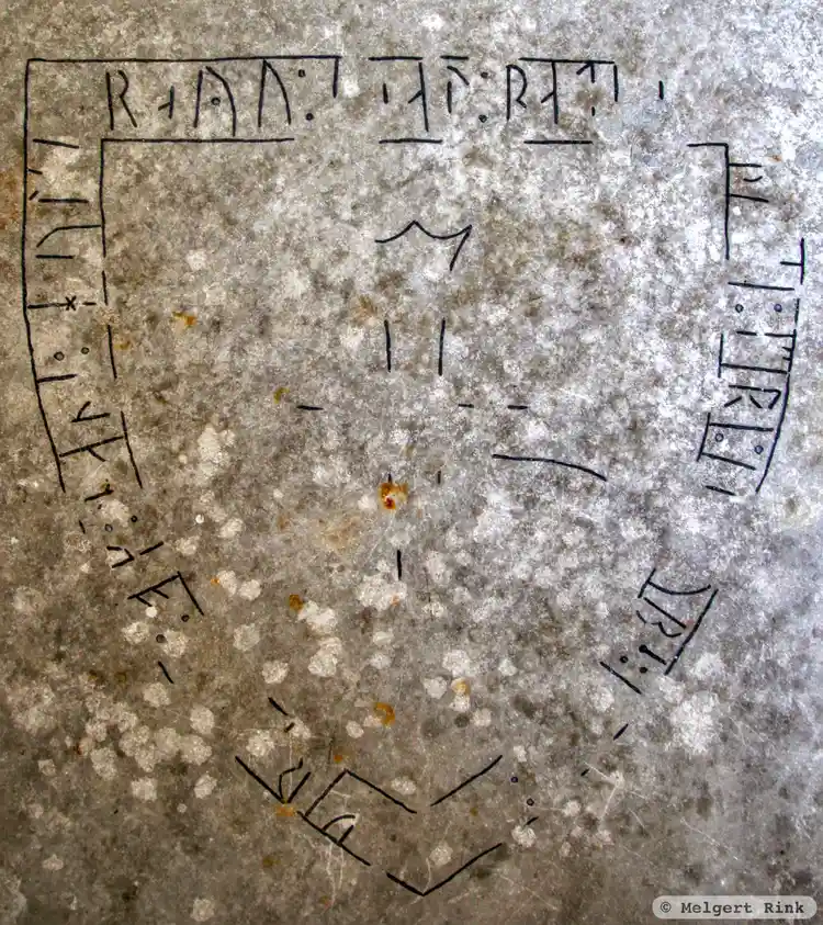 Fotografi av Runristning i gravkontext G314,  taget av Melgert Rink