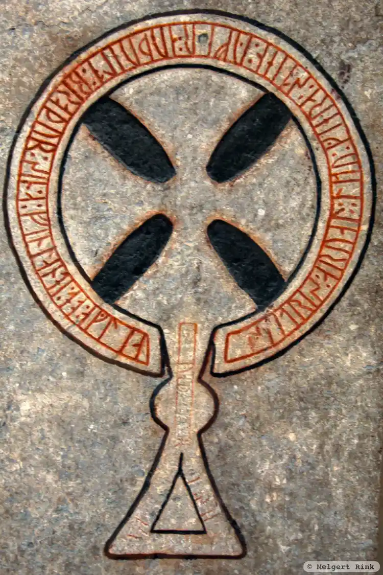 Fotografi av Runristning i gravkontext G319,  taget av Melgert Rink