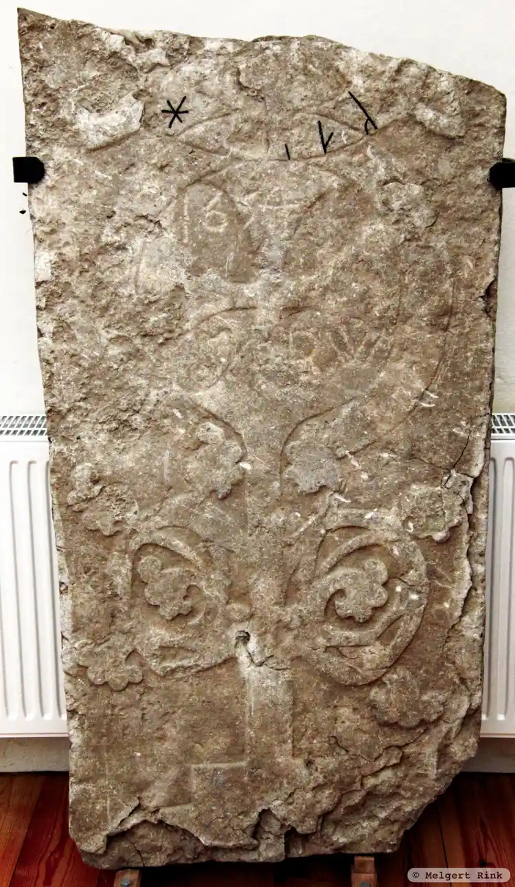 Fotografi av Runristning i gravkontext G320,  taget av Melgert Rink