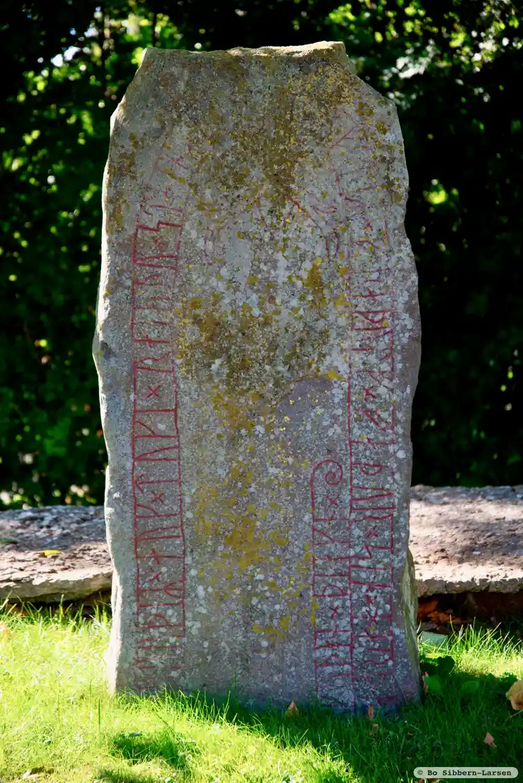 Fotografi av Runsten DR343, L1990:4785 taget av Bo Sibbern-Larsen