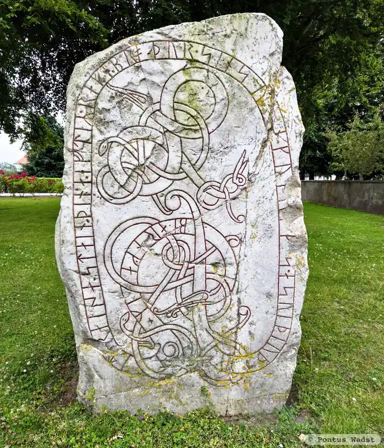 Fotografi av Runsten DR344, L1990:5790 taget av Pontus Wadst