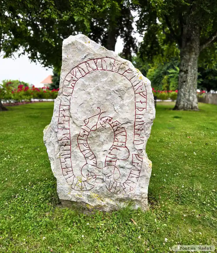 Fotografi av Runsten DR345, L1990:5862 taget av Pontus Wadst