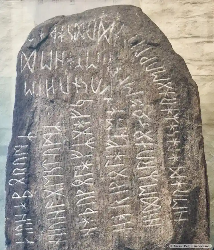 Fotografi av Runsten DR357, L1979:6353 taget av Oscar Fröjd Andersson