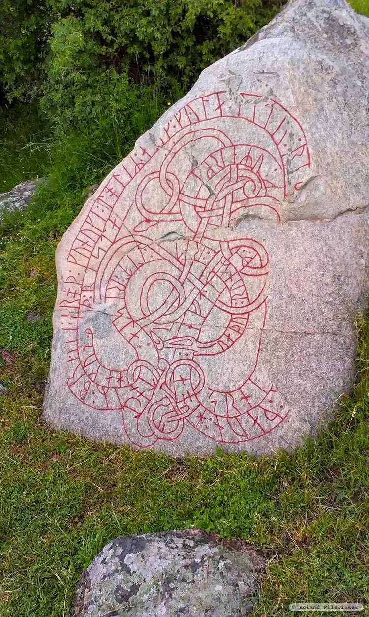 Fotografi av Runsten Hovgårdsstenen eller Håkansstenen, U11, L2017:1363 taget av Roland Filzwieser