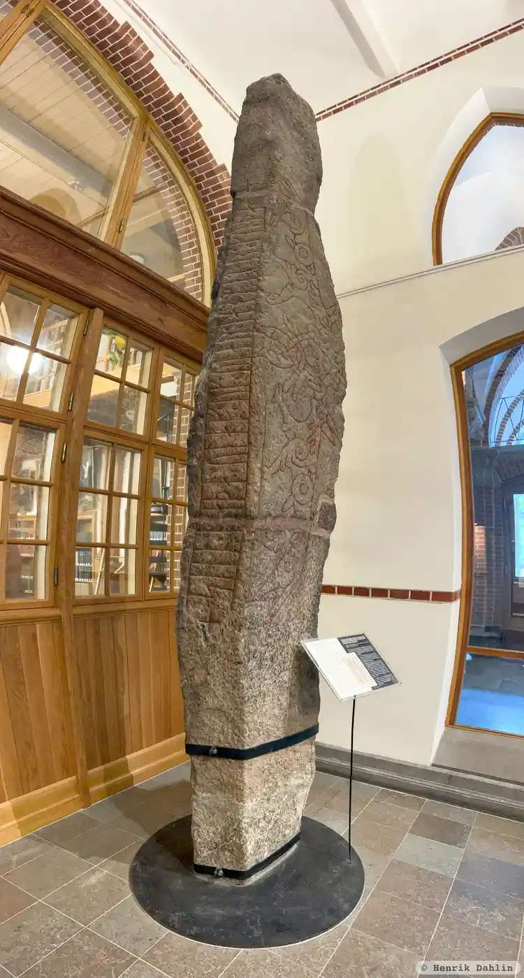 Fotografi av Runsten Lundagårdsstenen, Allhelgonastenen, Lundastenen 1, DR314,  taget av Henrik Dahlin