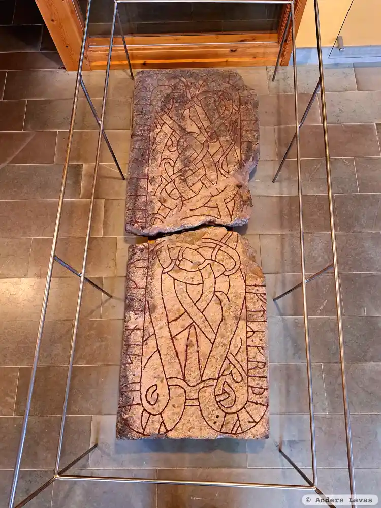 Fotografi av Runsten Ög102, L2011:548 taget av Anders Lavas