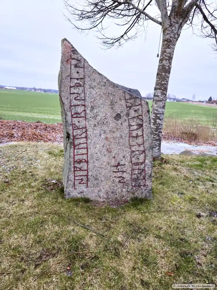 Fotografi av Runsten Ög206, L2010:6894 taget av Jonatan Wilhelmsson