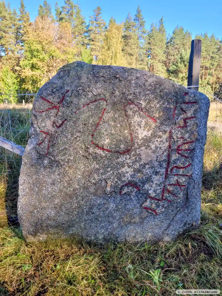 Fotografi av Runsten Sm90, L1974:1424 taget av Jakob Wilhelmsson