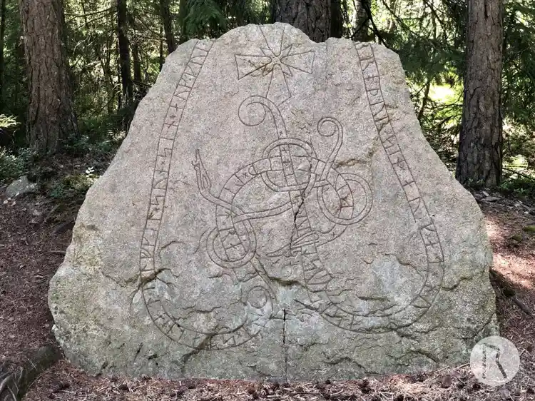 Fotografi av Runsten Snuggastenen, U100, L2015:4999 taget av Niklas Vackerdag