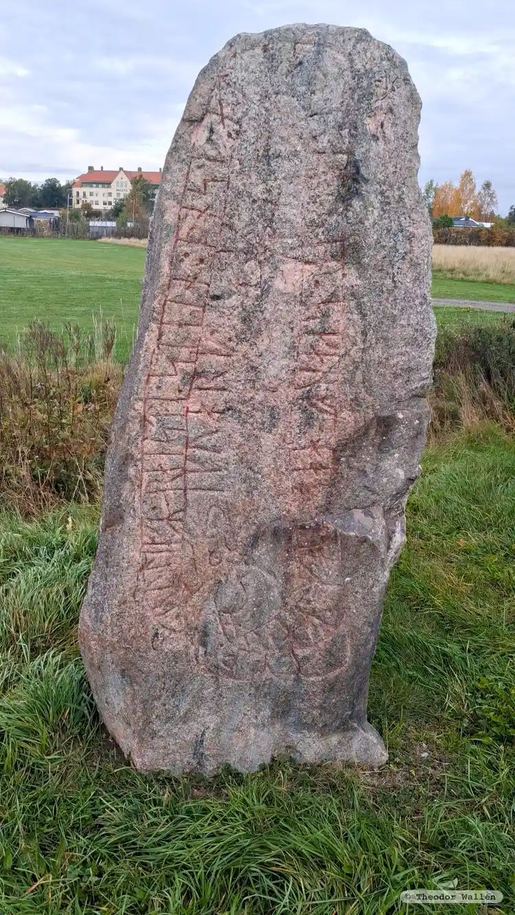 Fotografi av Runsten Sö107, L1985:6090 taget av Theodor Wallén