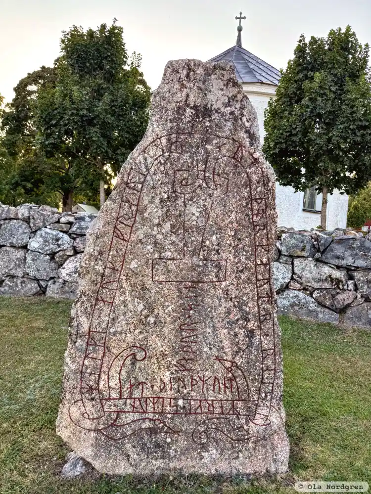 Fotografi av Runsten Sö111, L1983:992 taget av Ola Nordgren
