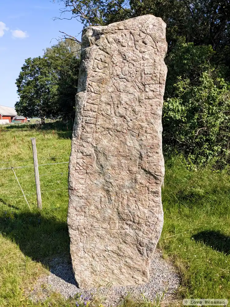 Fotografi av Runsten Sö112, L1983:425 taget av Love Wessman