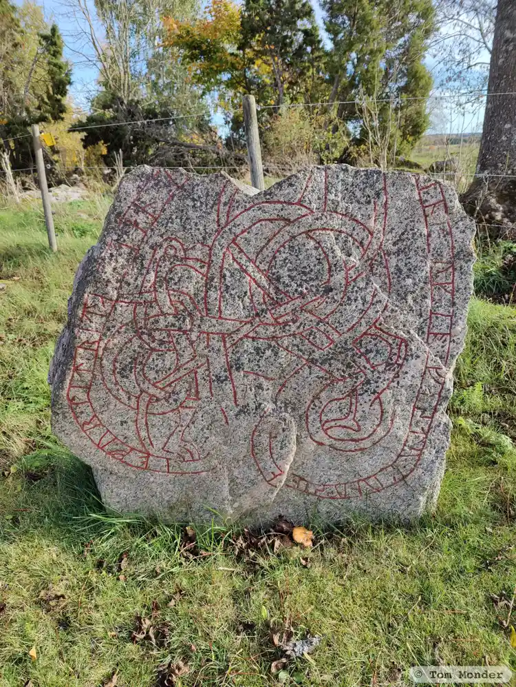 Fotografi av Runsten U1015, L1941:4591 taget av Tom Monder