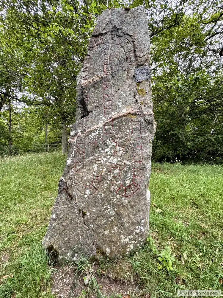 Fotografi av Runsten U103, L2015:6079 taget av Ola Nordgren