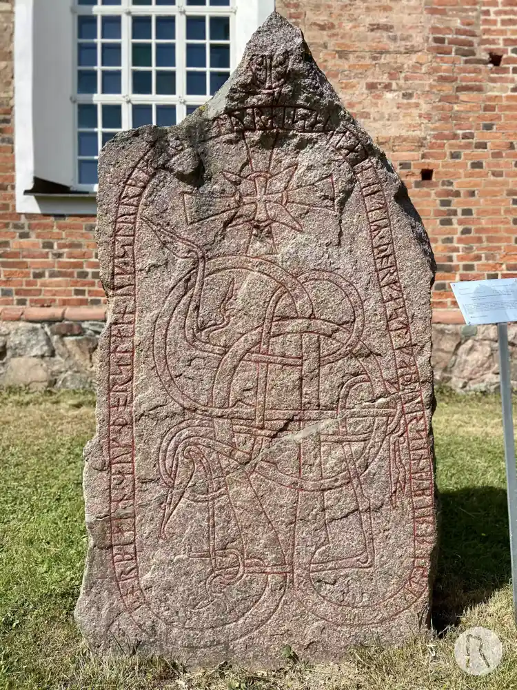 Fotografi av Runsten U1034, L1942:8673 taget av Niklas Vackerdag