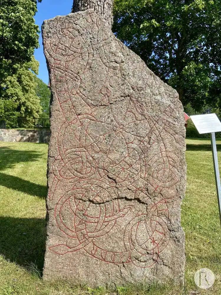 Fotografi av Runsten U1035, L1942:8611 taget av Niklas Vackerdag