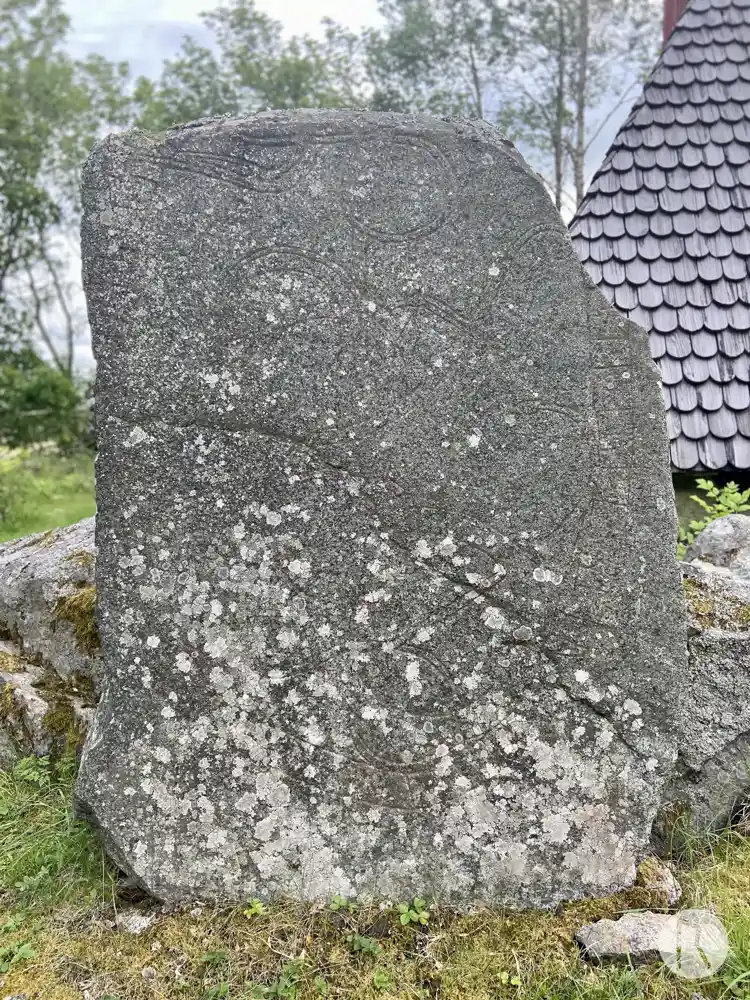 Fotografi av Runsten U1168, L1941:5386 taget av Niklas Vackerdag