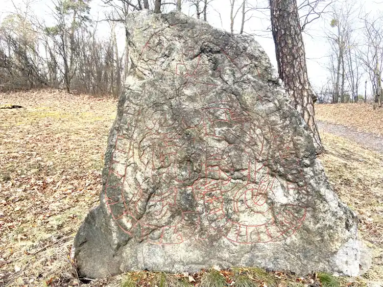 Fotografi av Runsten U121, L2015:6779 taget av Niklas Vackerdag