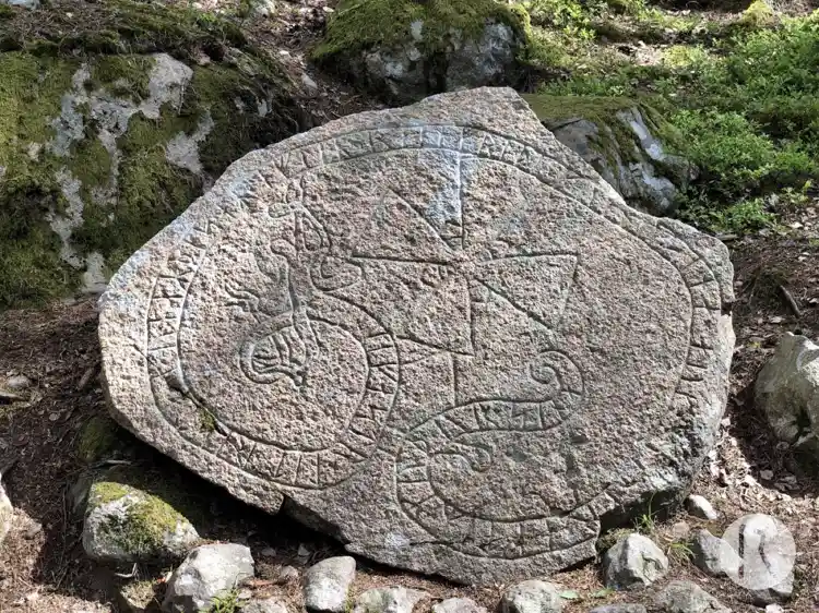 Fotografi av Runsten U148, L2015:9364 taget av Niklas Vackerdag