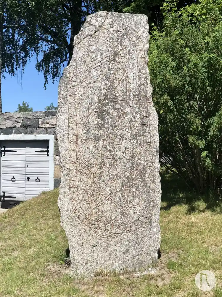 Fotografi av Runsten U180, L2014:3438 taget av Niklas Vackerdag