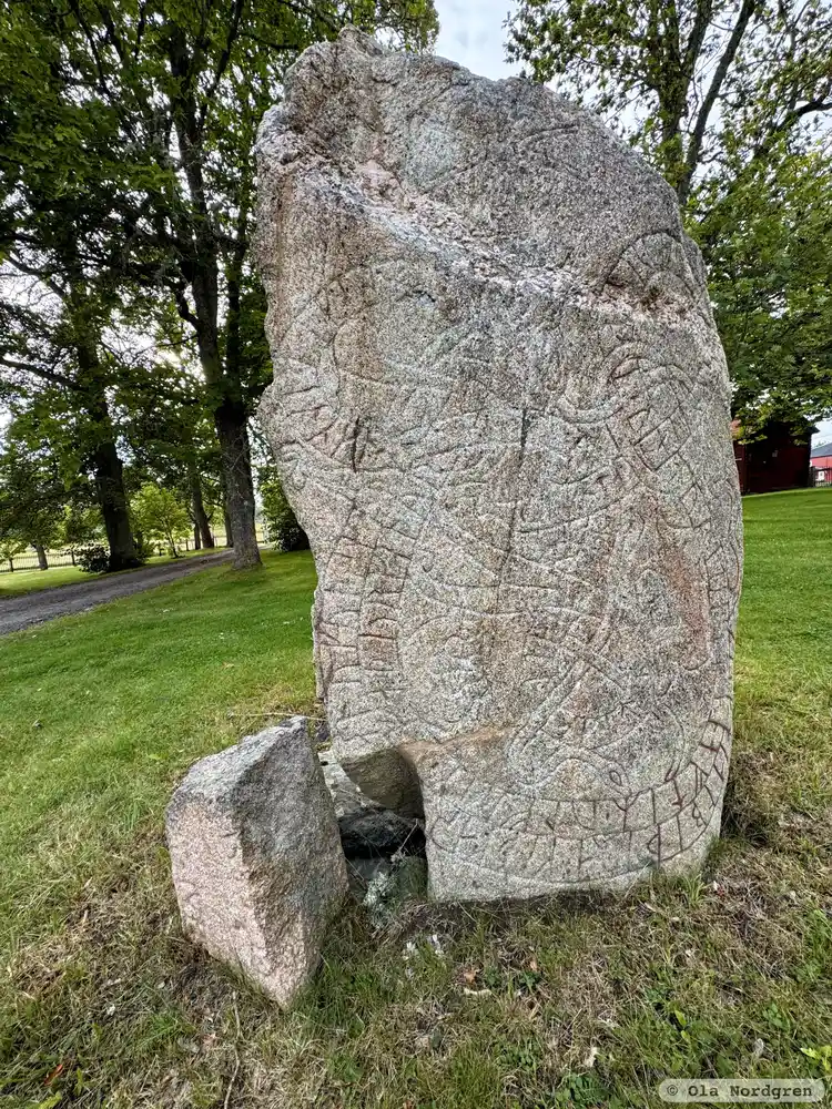 Fotografi av Runsten U241, L2014:2114 taget av Ola Nordgren