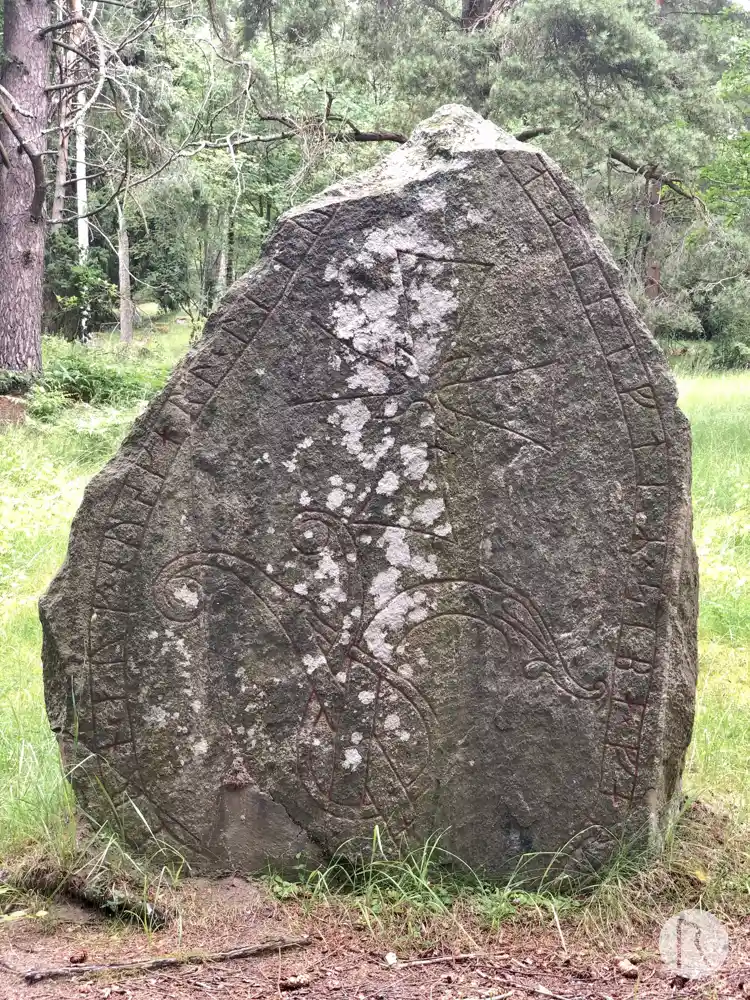 Fotografi av Runsten U281, L2017:4599 taget av Niklas Vackerdag