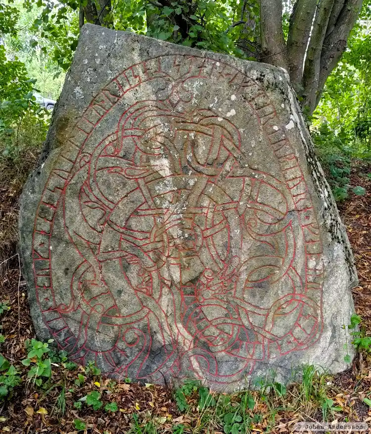 Fotografi av Runsten U77, L2015:7136 taget av Johan Andersson 
