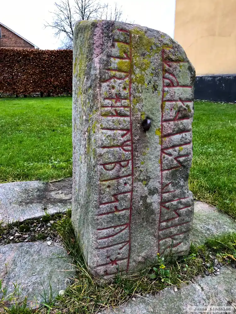 Fotografi av Runsten Vapnöstenen, DR352, L1996:3956 taget av Janna Lindblom